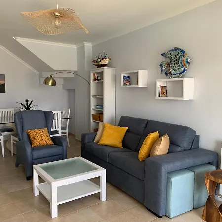Sea View, Beachfront, Swimming Pool, Free Parking Apartman