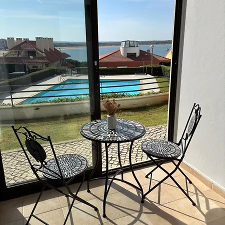 Sea View, Beachfront, Swimming Pool, Free Parking Apartman *
